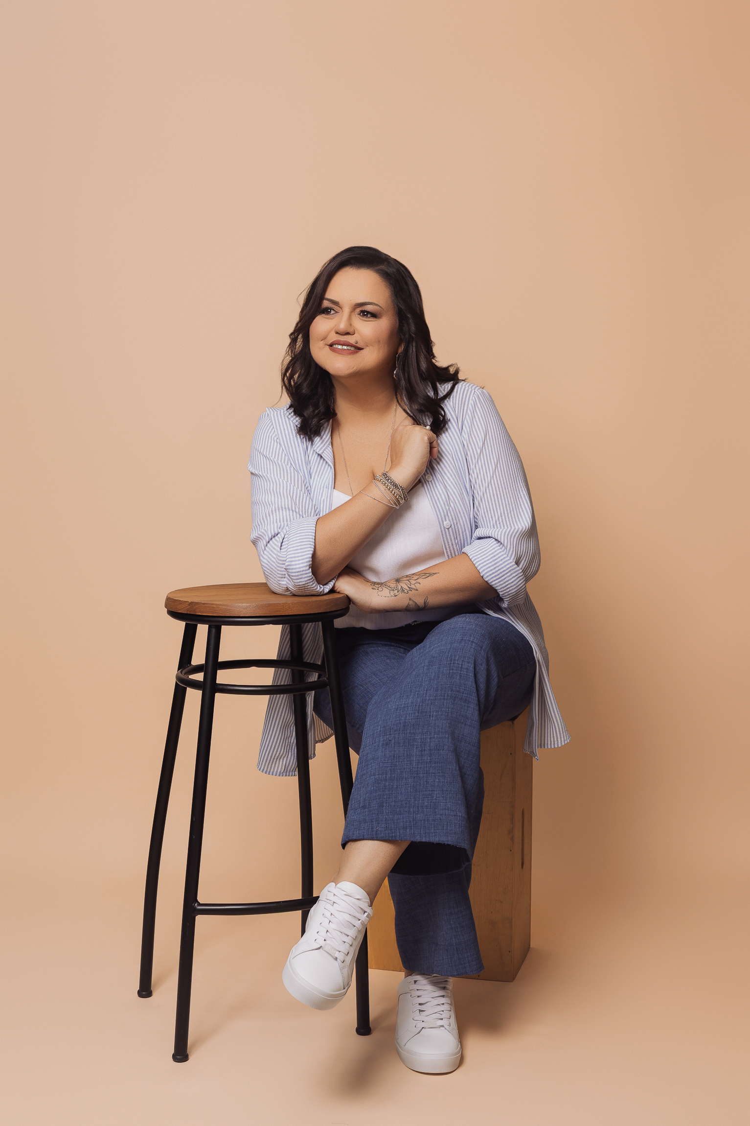 Pediatra atendendo criança de forma carinhosa